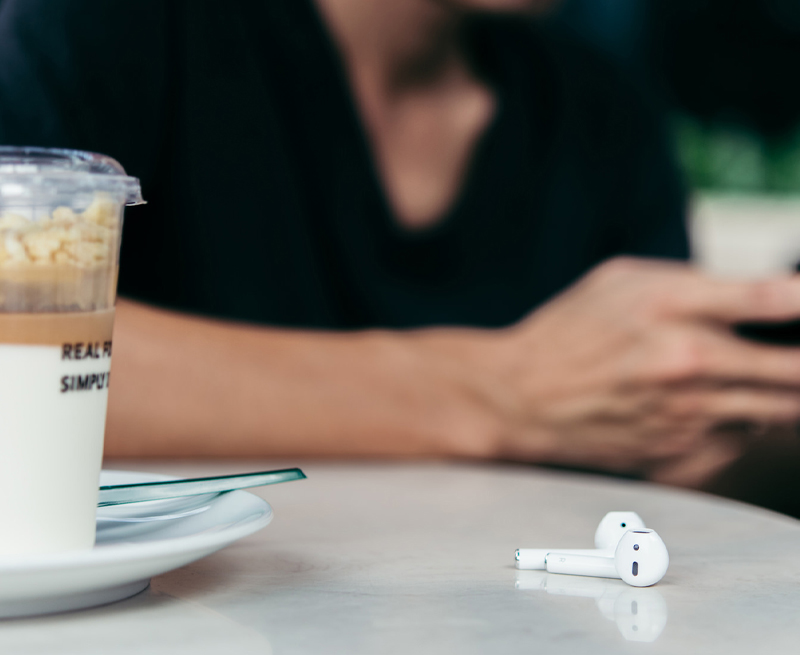 Bất kỳ chất lỏng nào cũng có thể làm hỏng AirPods theo nhiều cách khác nhau